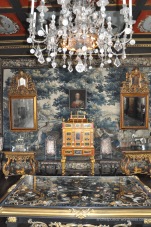Another tapestry and phenomenal precious stones table!